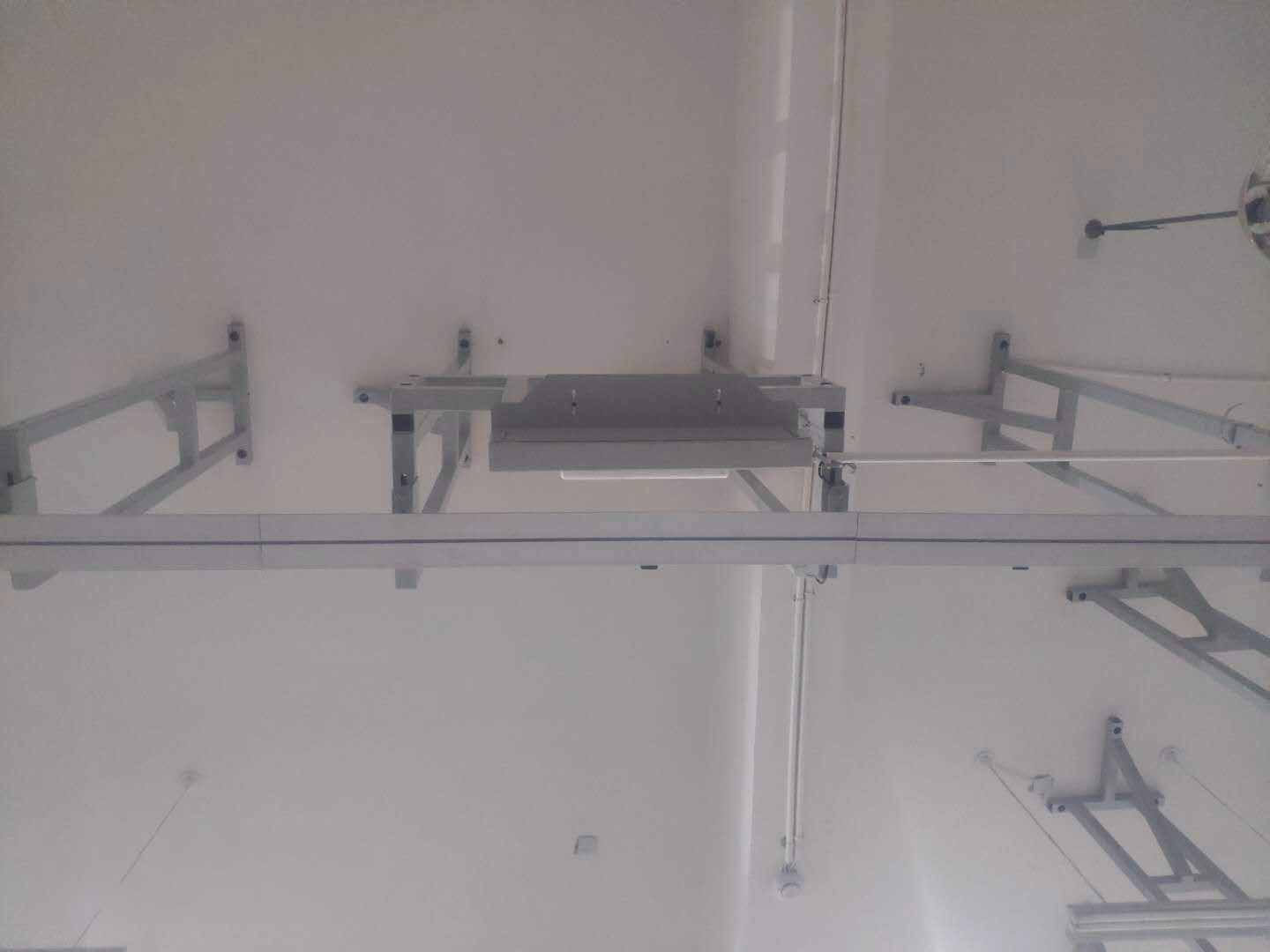 戶外輪式與機(jī)房軌道巡檢機(jī)器人配合使用于鄂爾多斯某變電站 戶外輪式與機(jī)房軌道巡檢機(jī)器人配合使用于鄂爾多斯某變電站